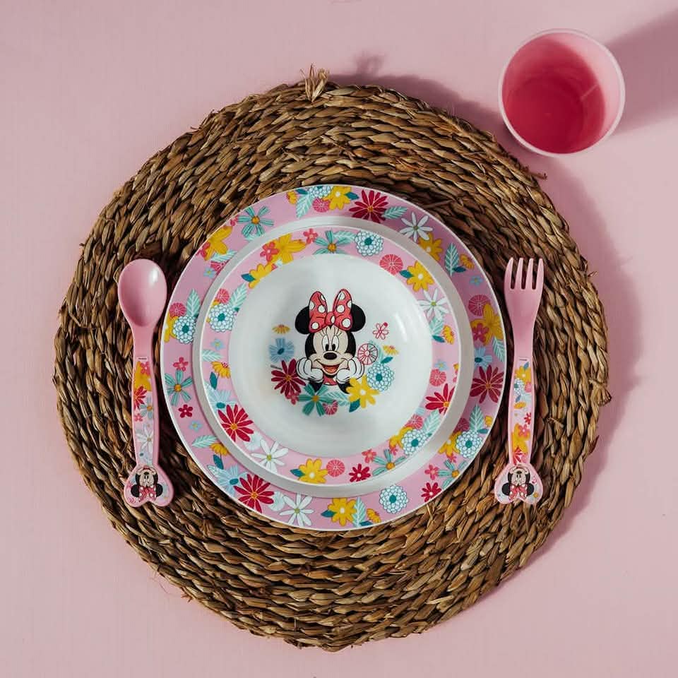 Комплекти за храна с детски прибори и изображения на Мини Маус, идеални за онлайн магазин за детски стоки.