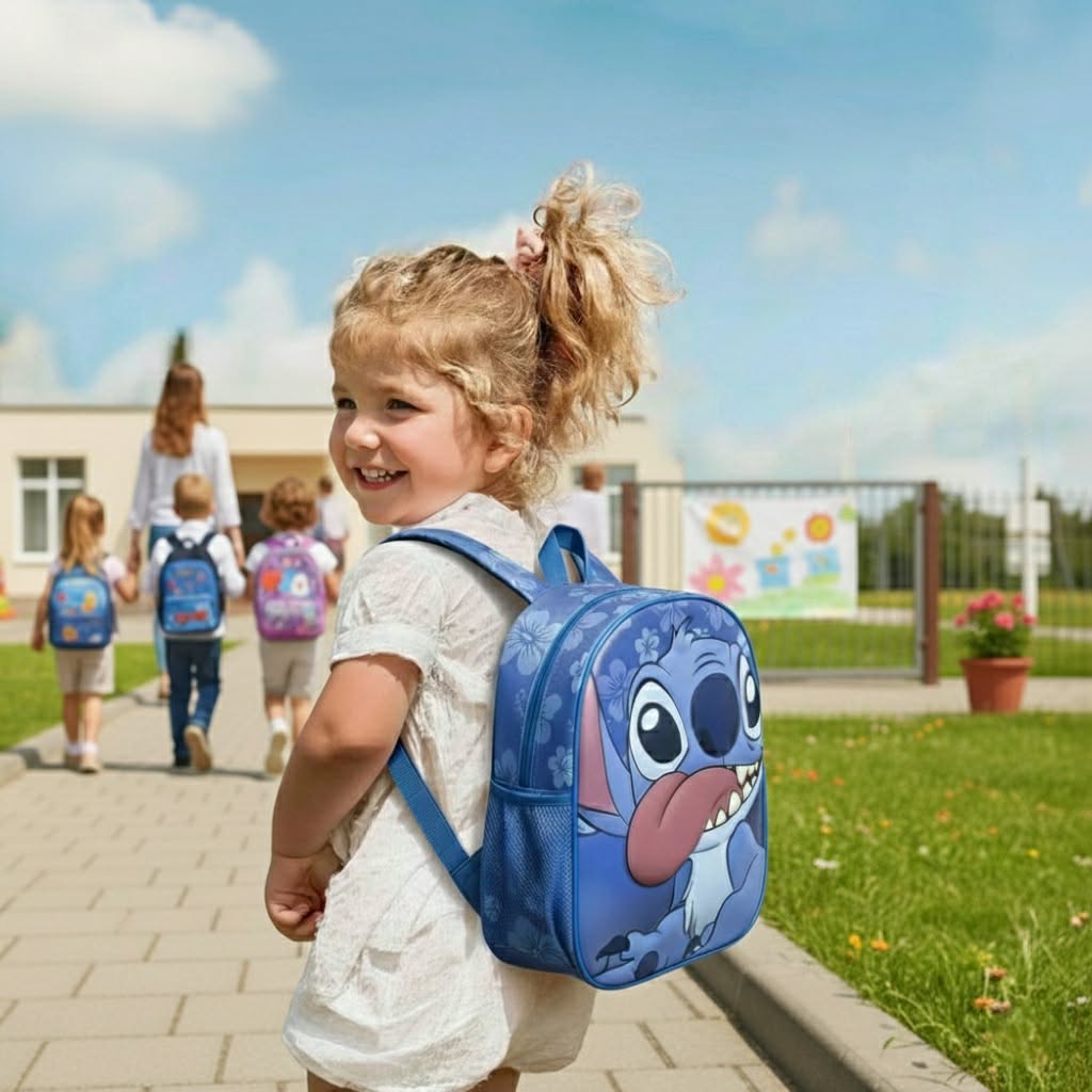 Щастливо момиче с детска раница Stitch, подходяща за градина или първи клас, онлайн магазин за детски раници и стоки Disney герои.