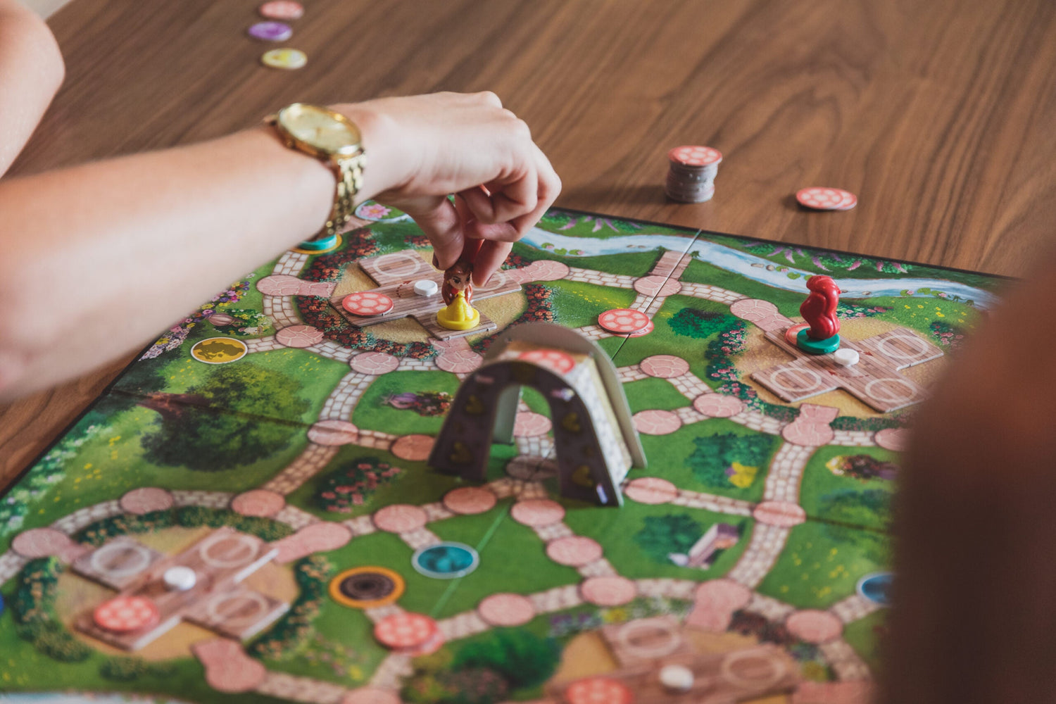 Детски игри - настолна игра на дървена маса с фигури и проход.