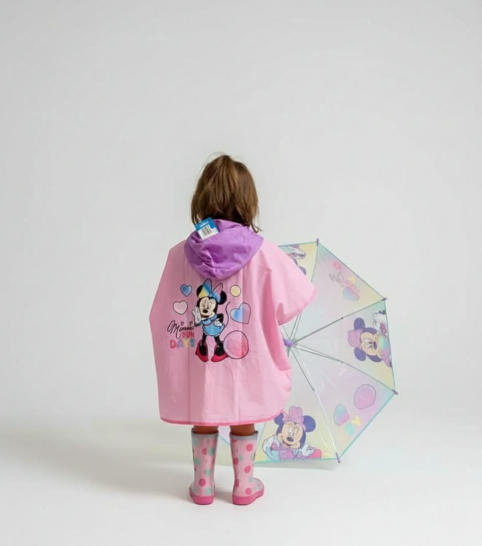 Малко дете в розово пончо с Мини Маус и детски чадър, част от колекцията "Детски чадъри и детски дъждобрани".