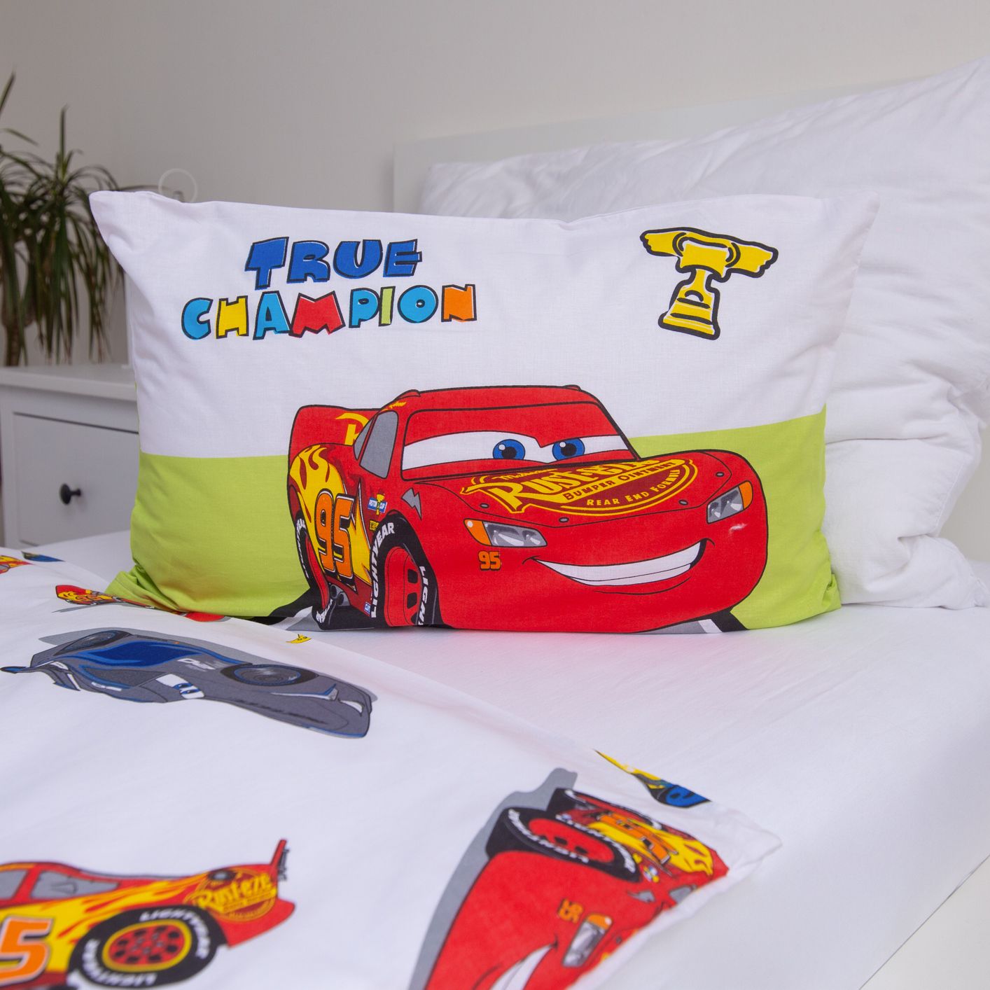Детско спално бельо Disney Cars, светкавицата маккуин с цветни мотиви.