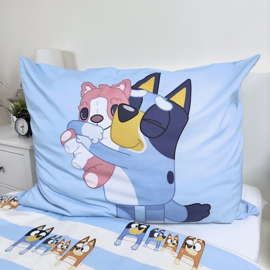 Детско двулицево спално бельо Bluey с Блуи и Бинго на възглавницата.