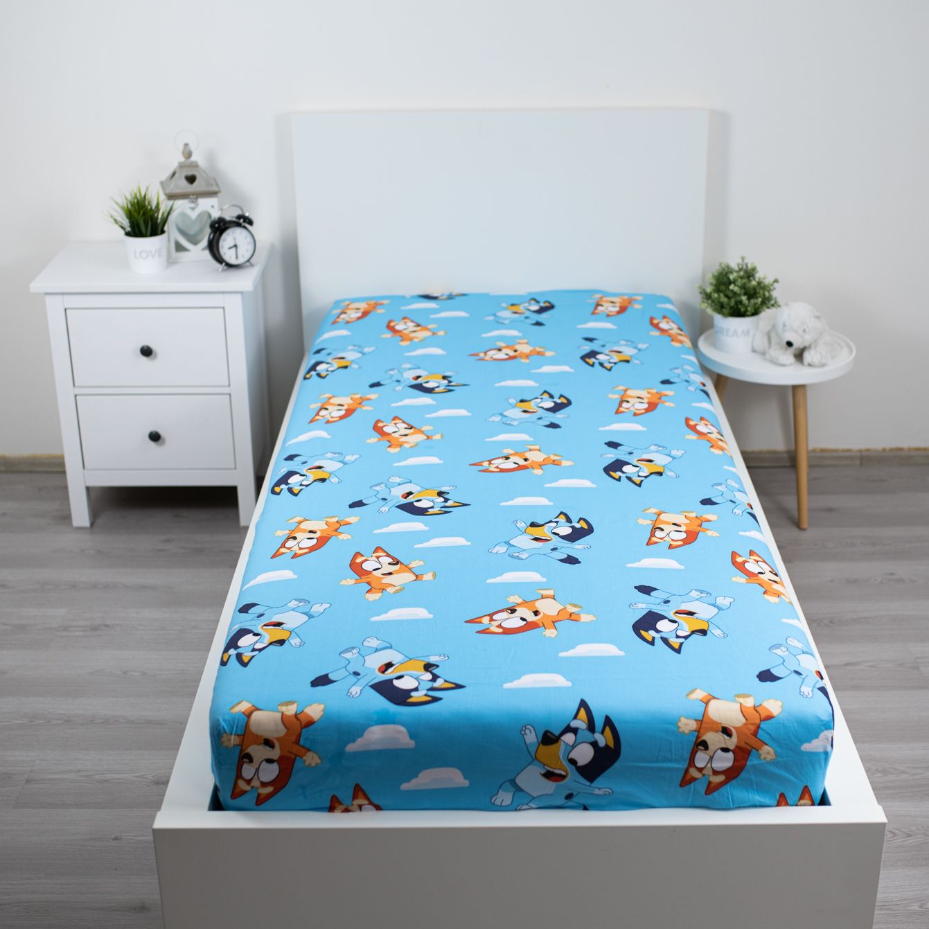 Долен чаршаф с ластик 90/200 Bluey с картинки на супергерои в ярки цветове.