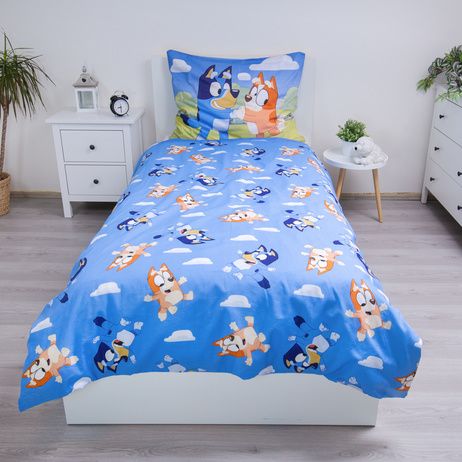 Детско двулицево спално бельо Bluey с анимационните герои Блуи и Бинго на син фон, идеално за детско легло.