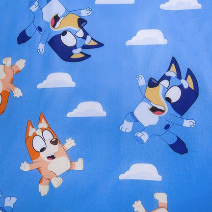 Детско двулицево спално бельо Bluey с изображения на Блуи и Бинго на син фон.