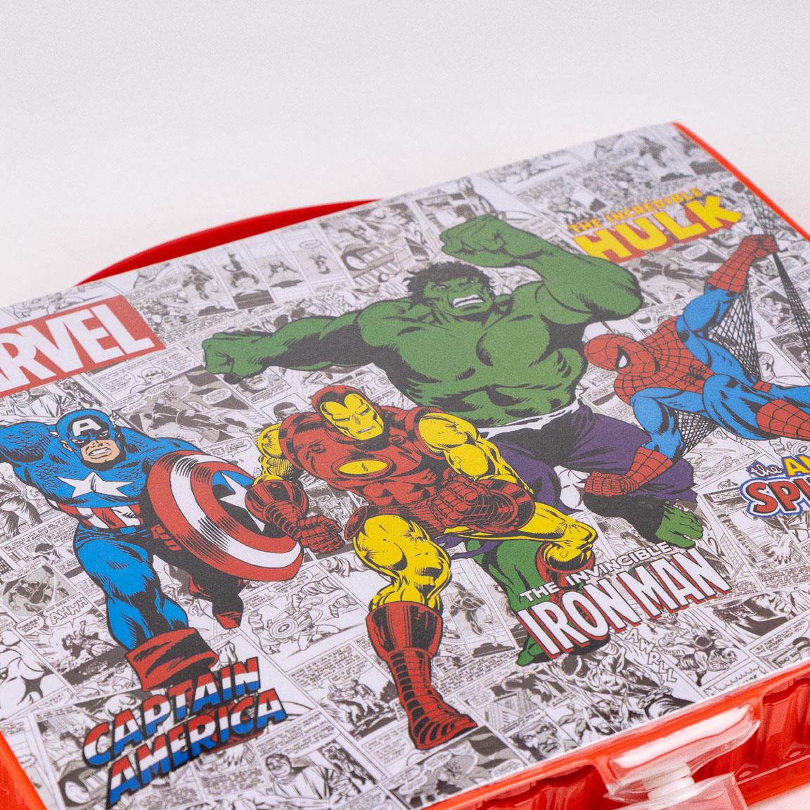 Куфар за рисуване Marval с илюстрации на супергерои от Marvel като Спайдърмен, Железният човек и Хълк.