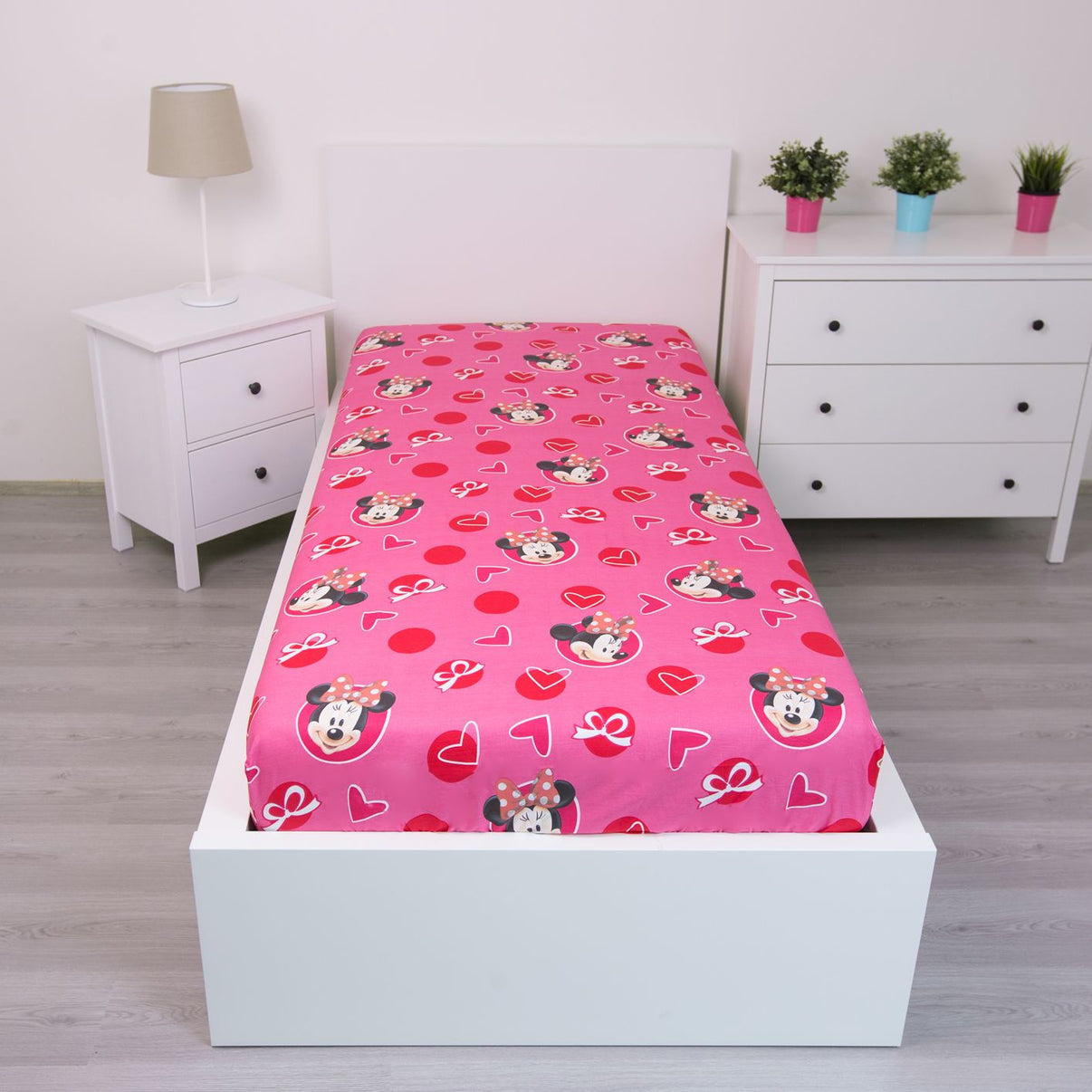 Долен чаршаф с ластик 90/200 Minnie Mouse с картинки на супергерои в ярки цветове.