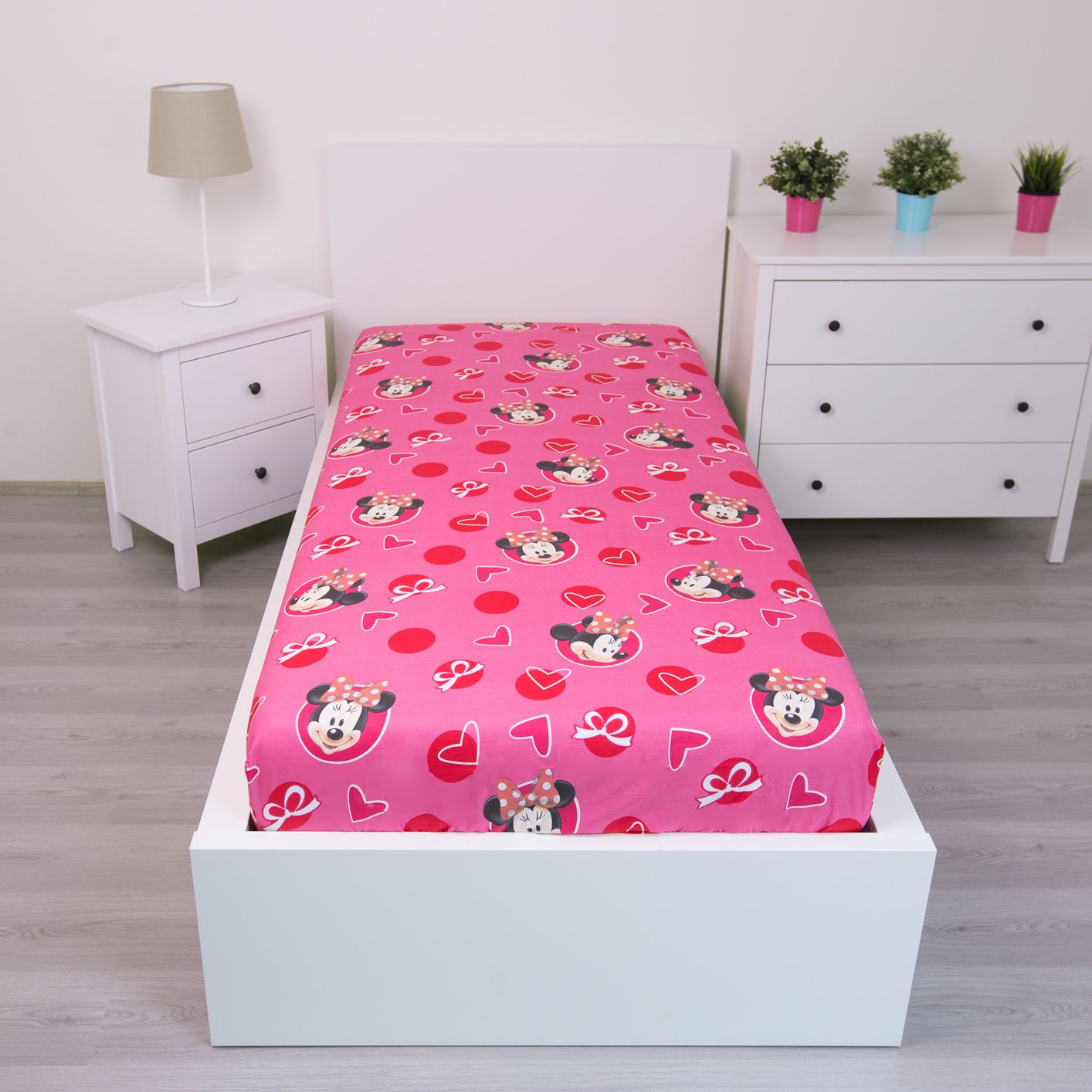 Долен чаршаф с ластик 90/200 Minnie Mouse с картинки на супергерои в ярки цветове.