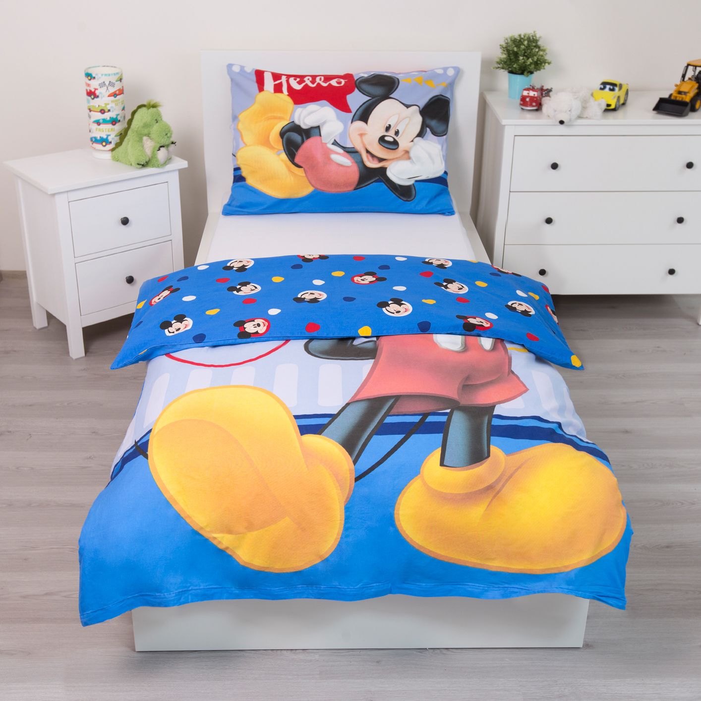 Детско двулицево спално бельо Mickey Mouse с ярки цветове и мотиви, идеално за детско легло.