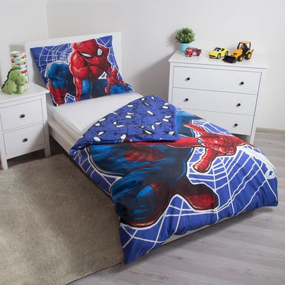 Детско двулицево спално бельо Spiderman, светещо в стая за детски игри.