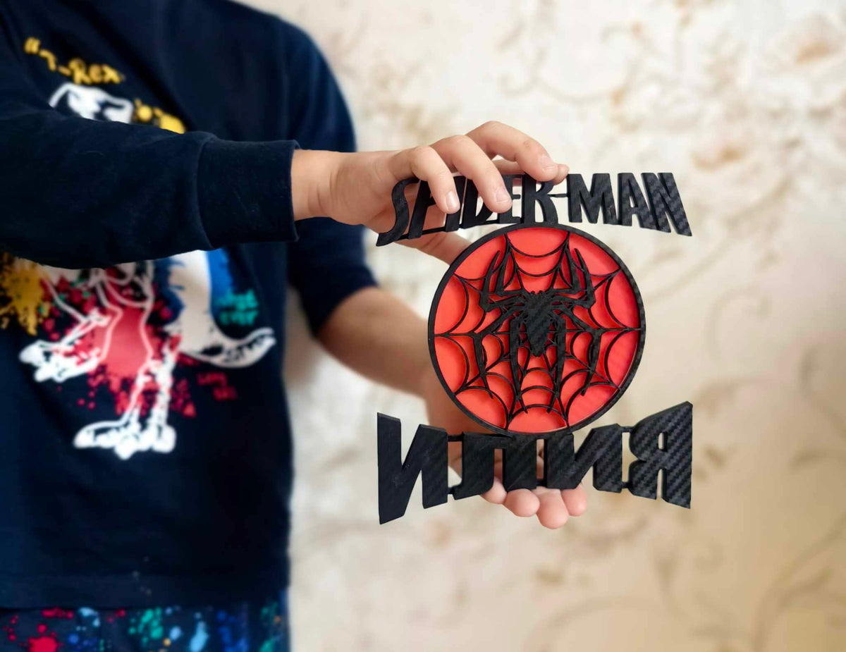 Персонализирана 3D рамка Spiderman със спайдърмен и червена мрежа, идеален подарък за детска стая.