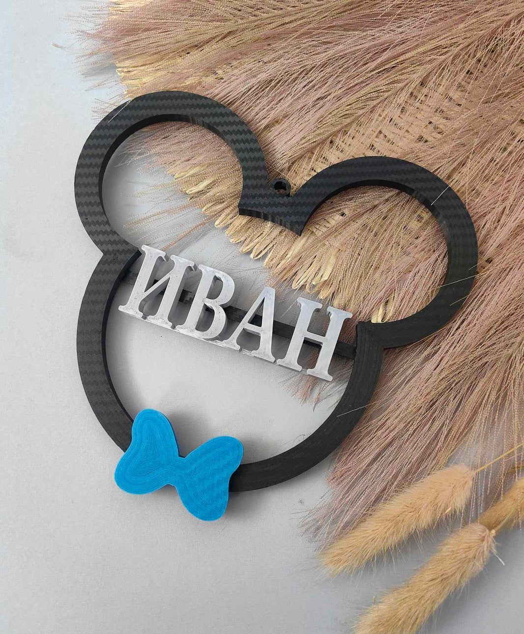 Персонализирана 3D рамка Мики Маус с името ИВАН и синя панделка.