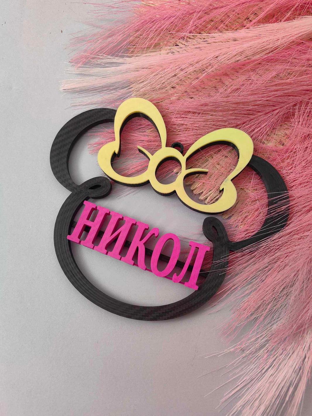 3D Рамка Minnie Mouse с име Никола в ярки цветове и уникален дизайн за детска стая.