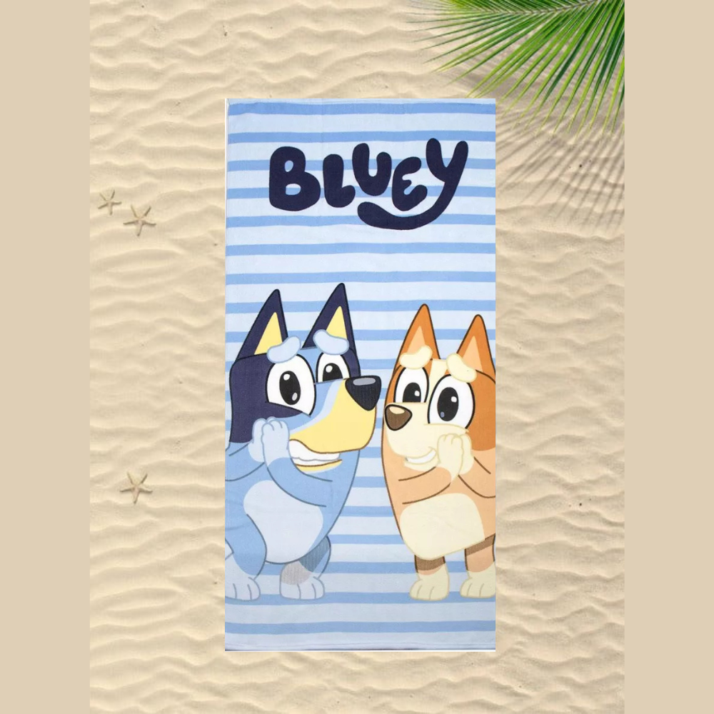Детска хавлия за плаж Bluey с героите Блуи и Бинго на синя ивица.