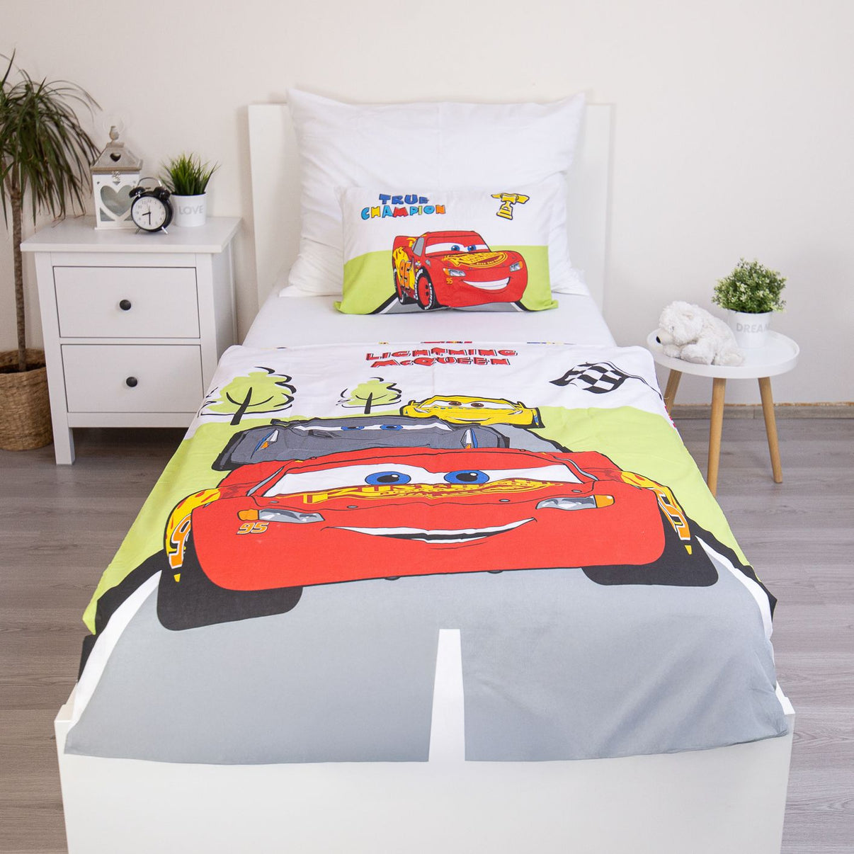 Детско спално бельо Disney Cars, светкавицата маккуин с цветни мотиви.