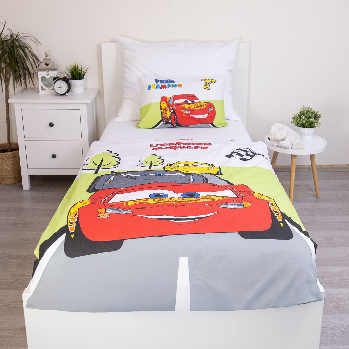 Детско спално бельо Disney Cars, светкавицата маккуин с цветни мотиви.