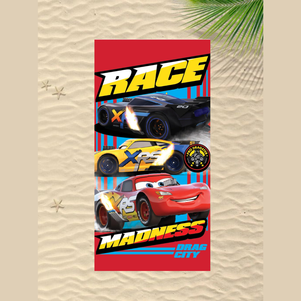 Детска хавлия за баня Маккуин с образи на състезателни коли и детски игри