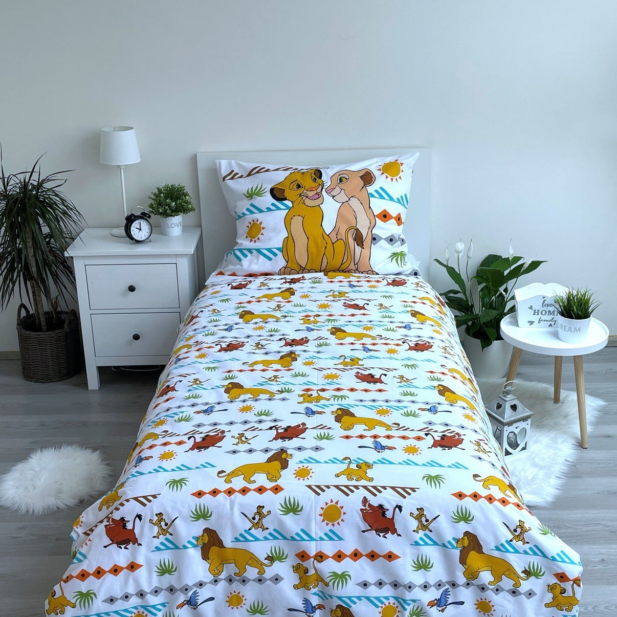 Детско двулицево спално бельо Lion King с ярки цветове и мотиви на Симба и Нала.