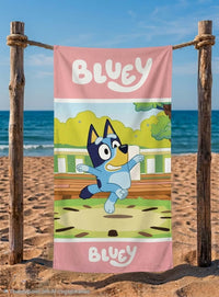Розова памучна детска хавлия Bluey с игрив дизайн, размер 140x70 см, 100% памук, подходяща за плаж