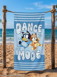 Синя памучна детска хавлия Bluey и Бинго "Dance Mode", размер 140x70 см, 100% памук, подходяща за плаж