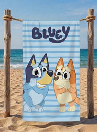 Детска хавлия за плаж Bluey с героите Блуи и Бинго на синя ивица.