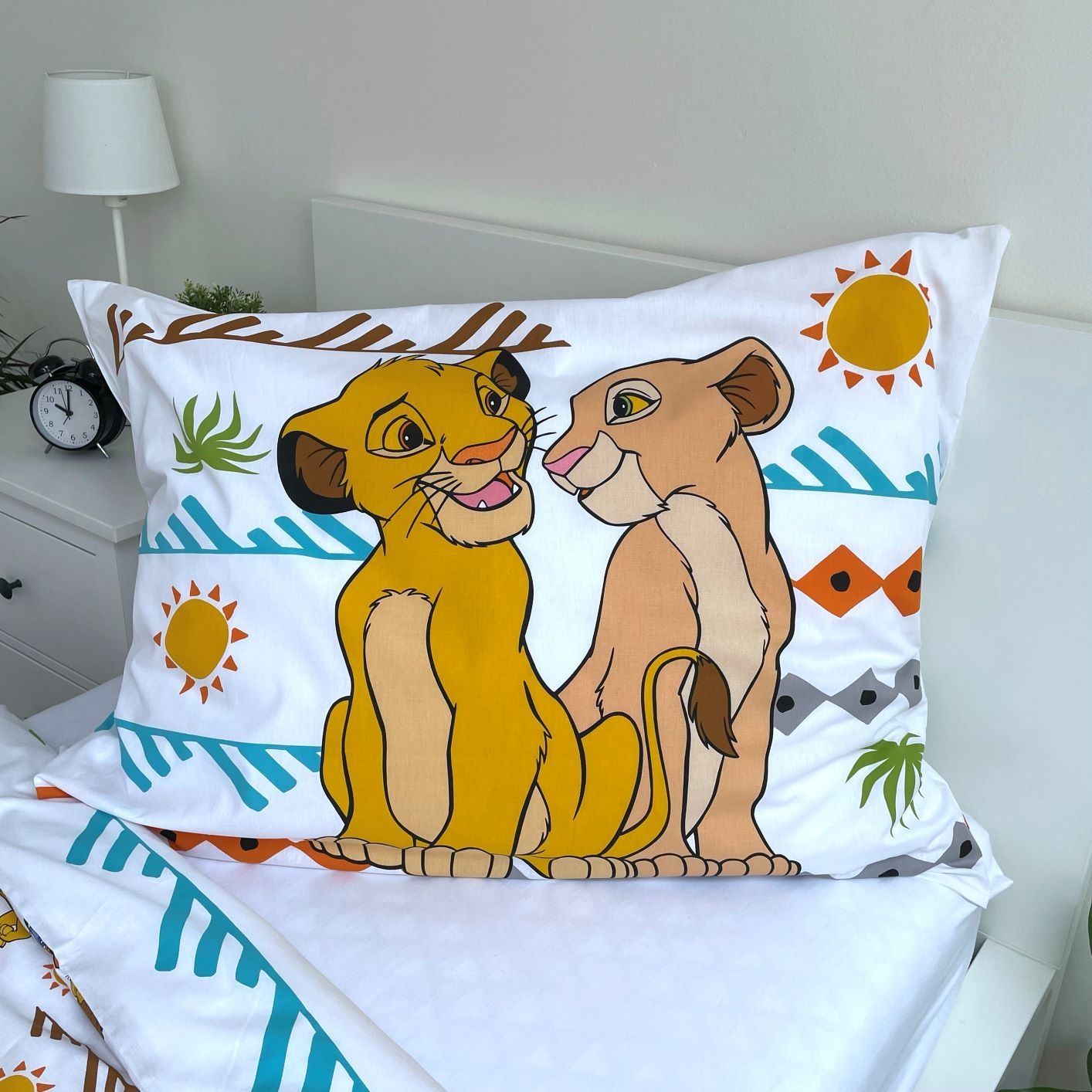 Детско двулицево спално бельо Lion King с изображения на Симба и Нала на възглавници.