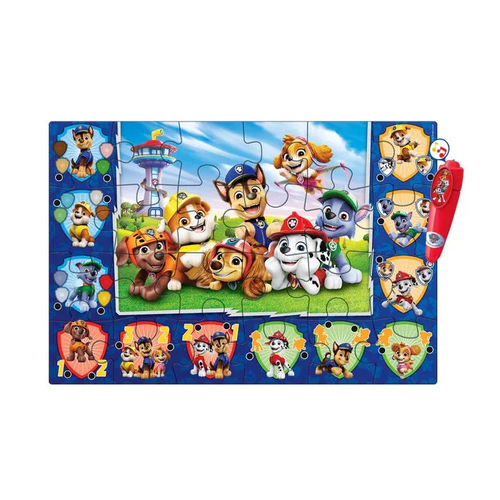 Дете играе с интерактивния пъзел Paw Patrol с писалка със звук