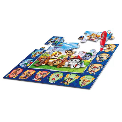 Дете играе с интерактивния пъзел Paw Patrol с писалка със звук