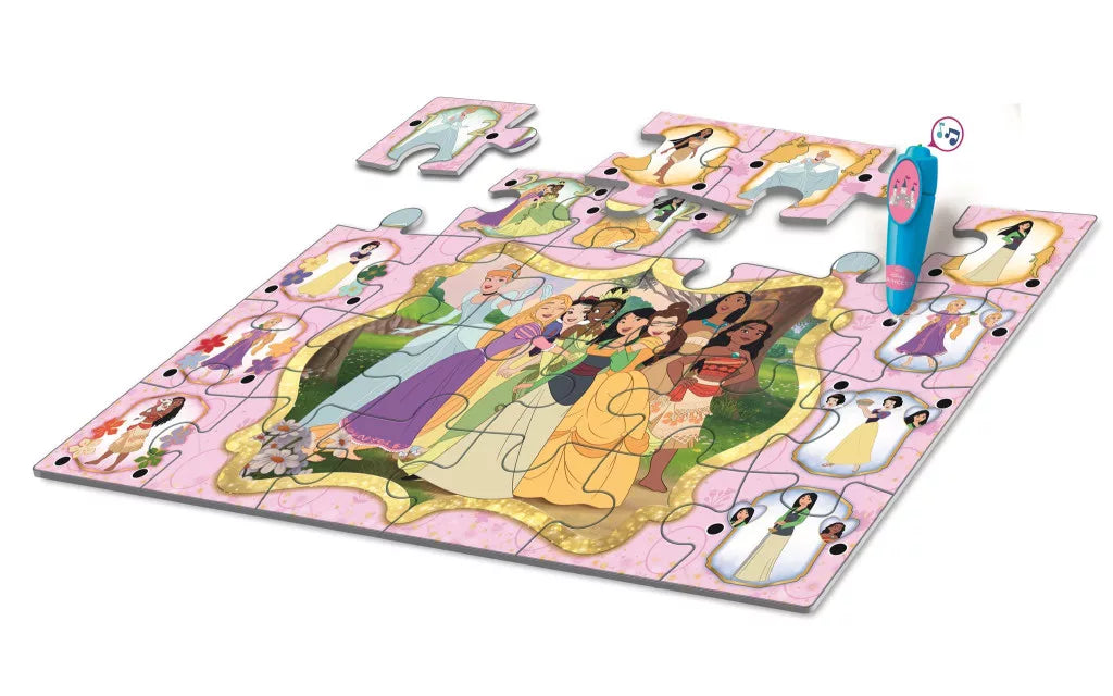 Дете играе с интерактивния пъзел Disney Princess с писалка със звук Clementoni
