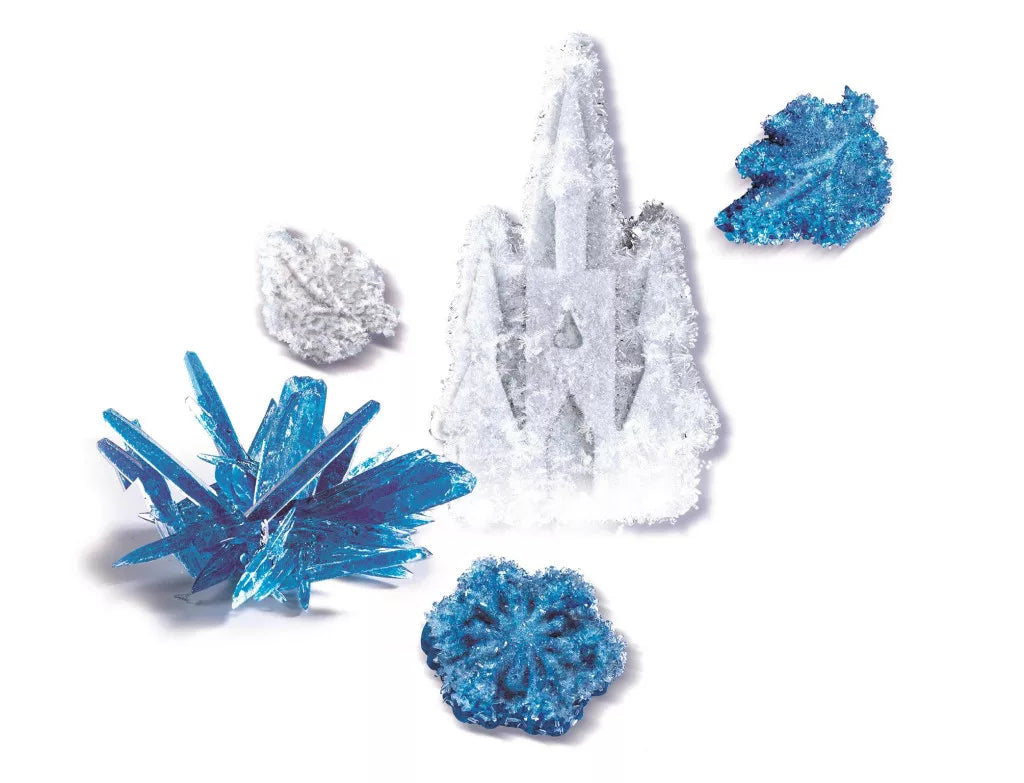 Дете създава кристали с лаборатория Frozen Clementoni – образователна игра за деца над 8 г