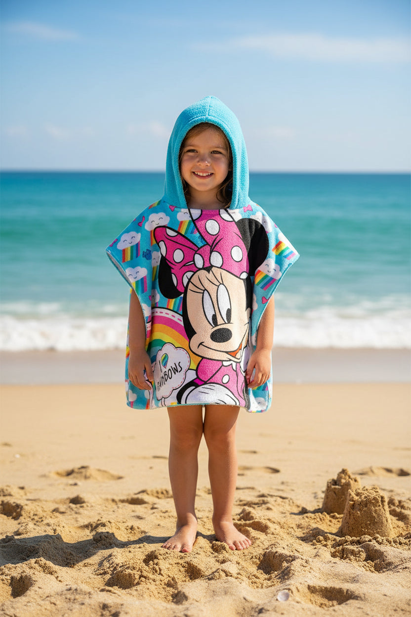 Дете на плаж в тюркоазено пончо с качулка Minnie Mouse с дъги и облаци, 120x60 см, 100% памук