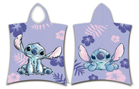 Лилаво детско пончо с качулка Disney Stitch с хавайски цветя, предна и задна страна, 115x50 см, 100% памук