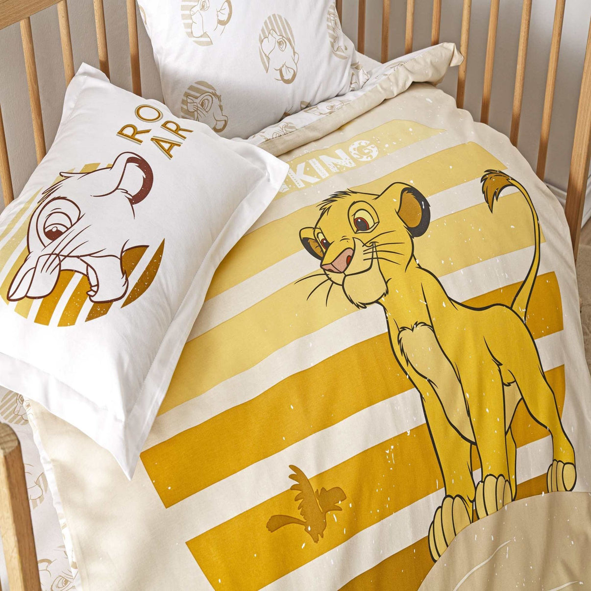 Детско спално бельо Lion king с красиви мотиви на Симба и Пумба, идеално за забавление и комфорт на вашето дете.