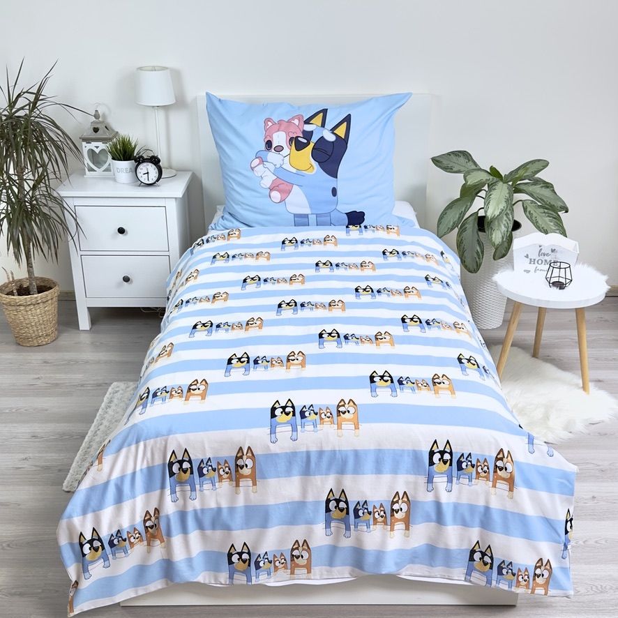 Детско двулицево спално бельо Bluey с Блуи и Бинго, размер 140х200 см, цветно и удобно.