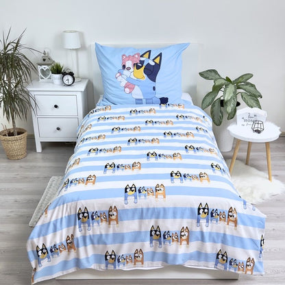 Детско двулицево спално бельо Bluey с Блуи и Бинго, размер 140х200 см, цветно и удобно.