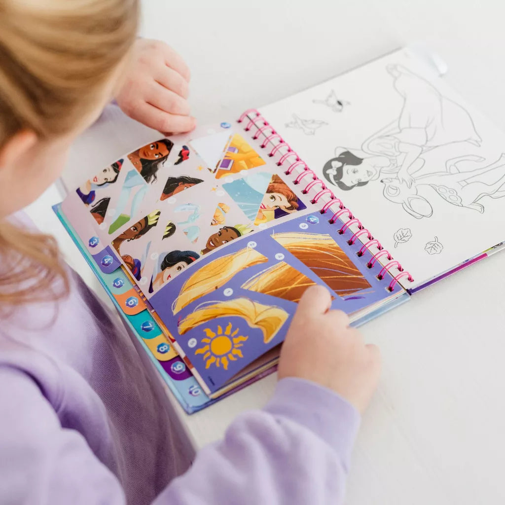 Книжка за оцветяване и стикери по номера Disney Princess, малко дете оцветява и играе.