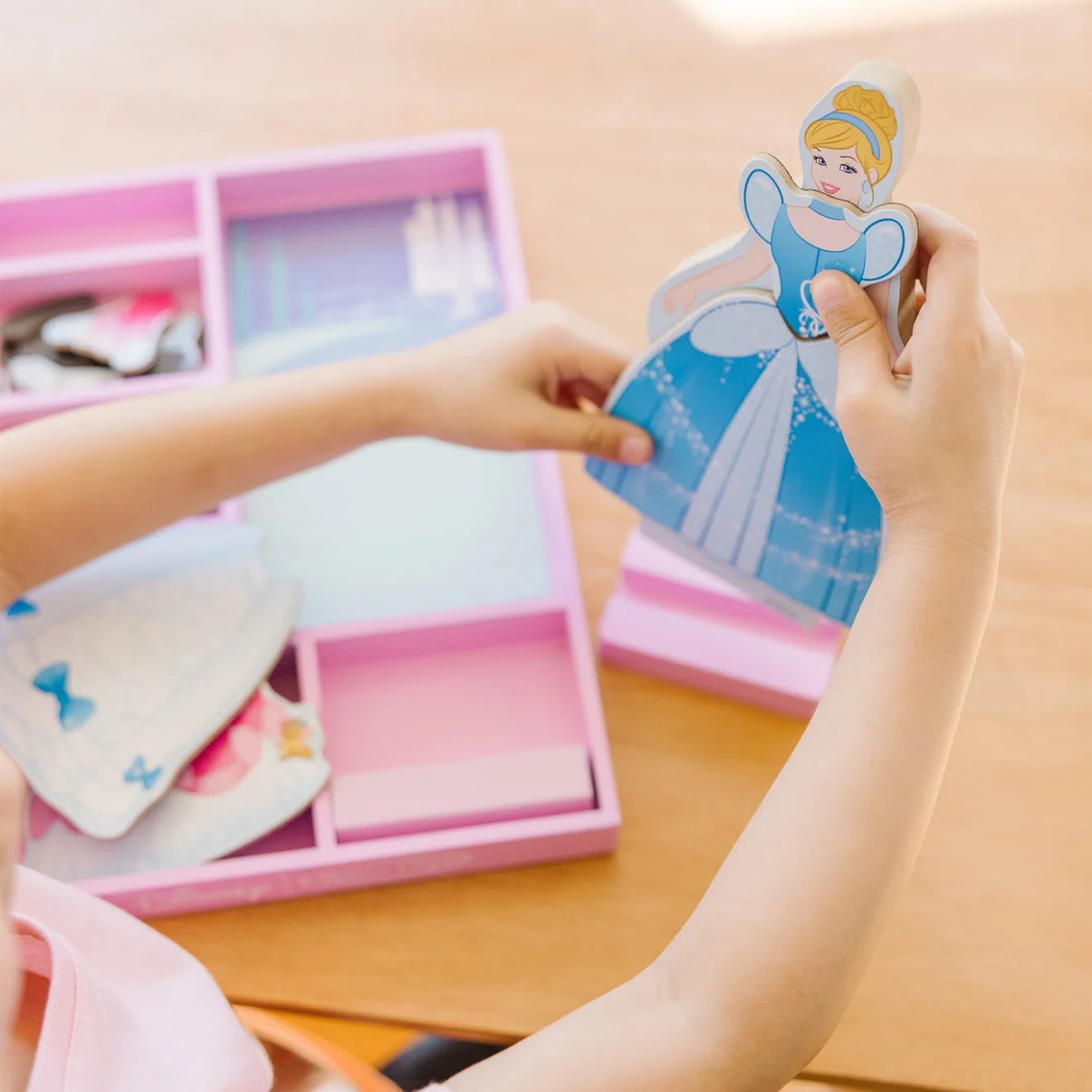 Дървен магнитен комплект Disney Princess - 38 части, детето облича фигура на Пепеляшка с цветни магнитни дрехи