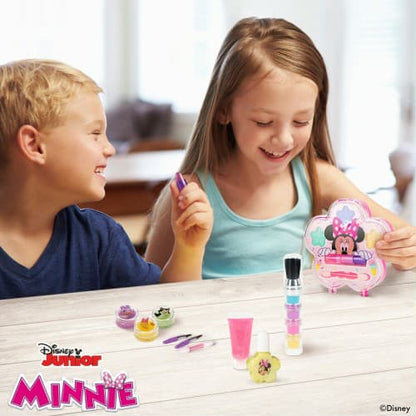 Детски грим комплект Minnie Mouse с деца, играят и използват цветен грим в облакова кутийка.