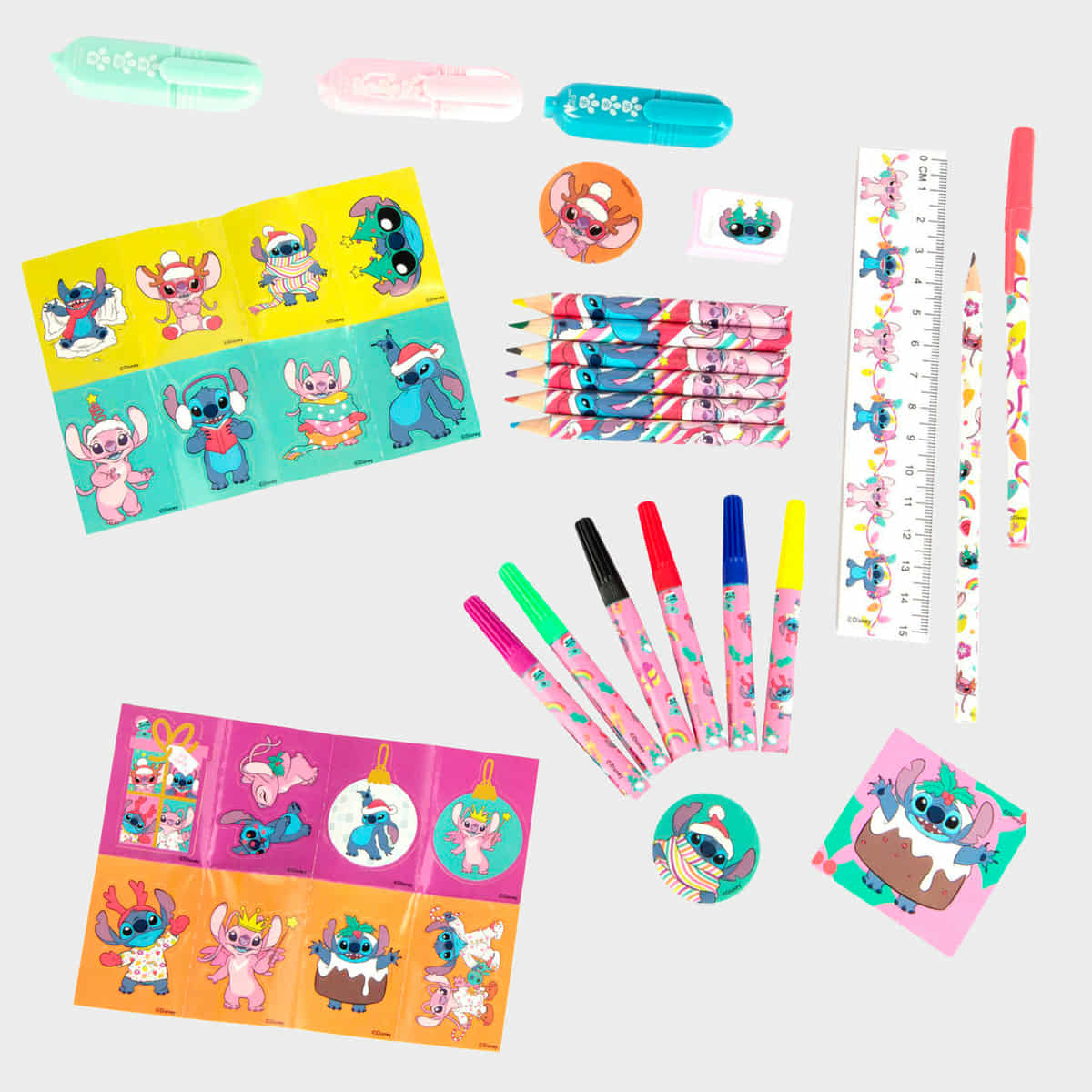 Адвент календар Stitch с цветни моливи, стикери и канцеларски принадлежности за рисуване.