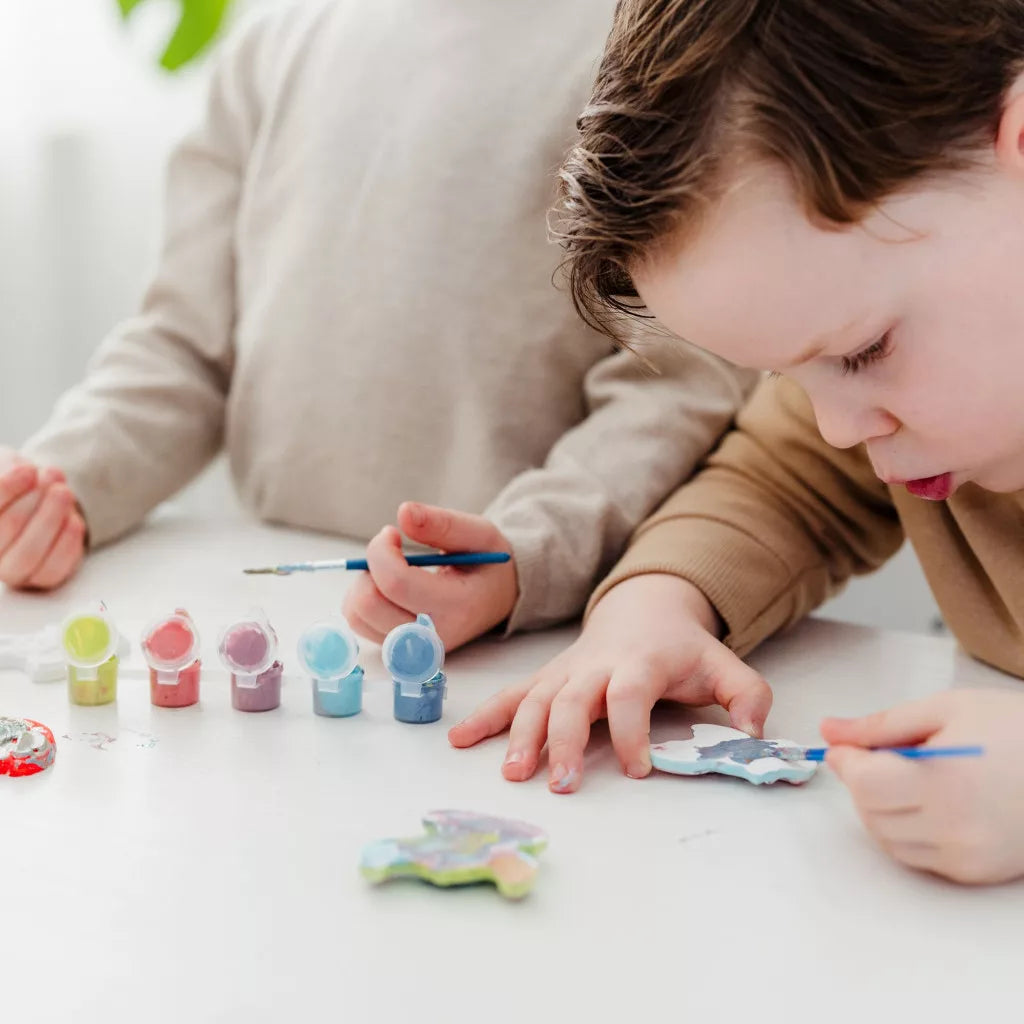 Детски творчески комплект с гипсови фигурки Stitsh: деца рисуват фигури с темперни бои.