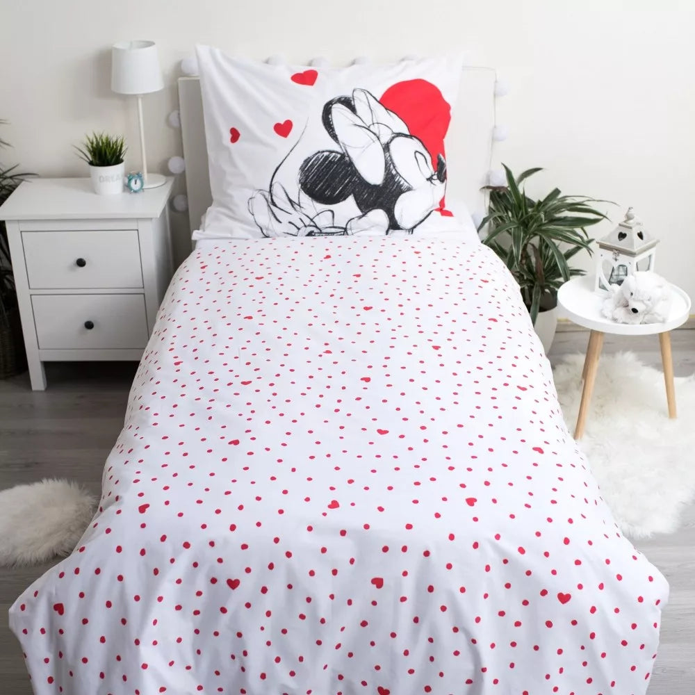 Детско двулицево спално бельо Mickey & Minnie Love с червени сърца и изображения на Мини Маус.