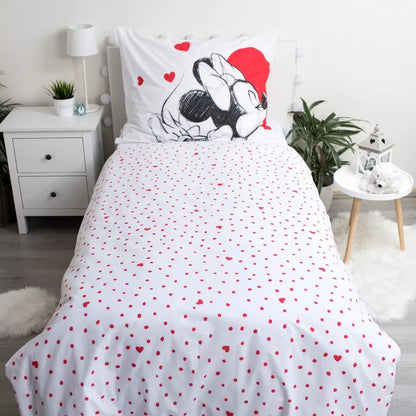 Детско двулицево спално бельо Mickey & Minnie Love с червени сърца и изображения на Мини Маус.