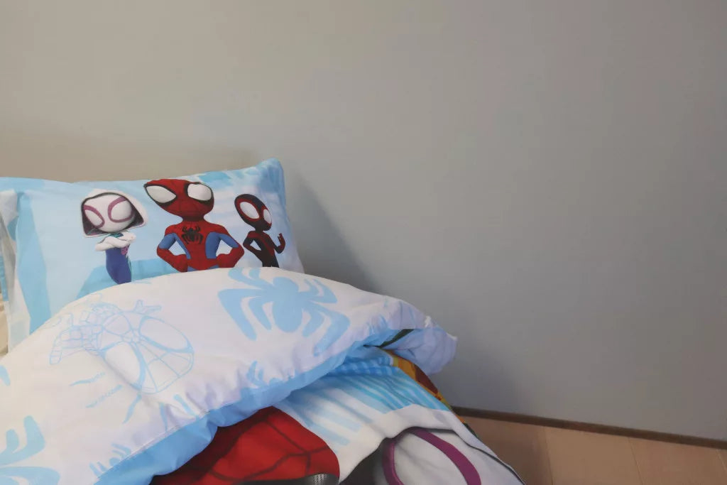 Детско спално бельо Spidey с герои от Спайдърмен на възглавницата и одеяло.