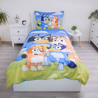 Детско двулицево спално бельо Bluey с Блуи и Бинго в цветни мотиви за детско легло.