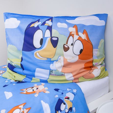 Детско двулицево спално бельо Bluey с изображения на Блуи и Бинго на калъфките.