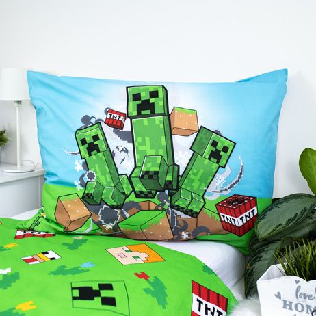 Детско двулицево спално бельо Minecraft с герои от играта, включени в дизайн на калъфка и чаршаф.