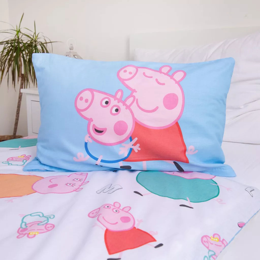 Детско спално бельо Peppa Pig с весели дизайни на Пепа и семейството на Пепа.
