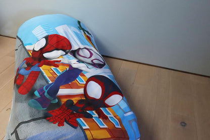 Детско спално бельо Spidey с изображения на Спайдърмен и супергерои, подходящо за детски легла.