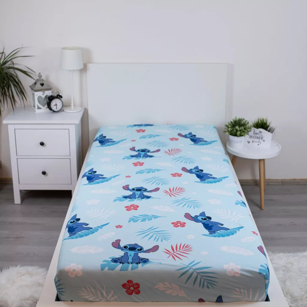 Долен чаршаф с ластик 90/200 Stitch в детски стил с изображение на Стич и цветя.