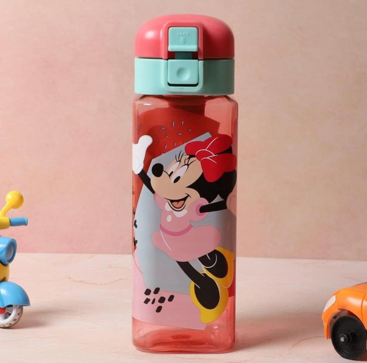 Бутилка за вода Minnie Mouse, 550мл с спортен дизайн и предпазно затваряне.